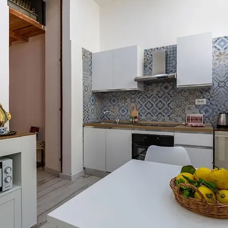 Virgilio House 3 *