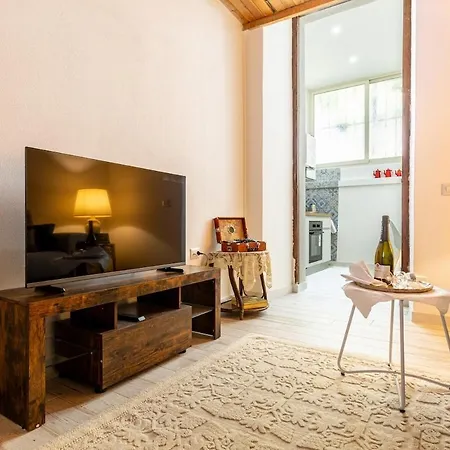 Virgilio House 3 *